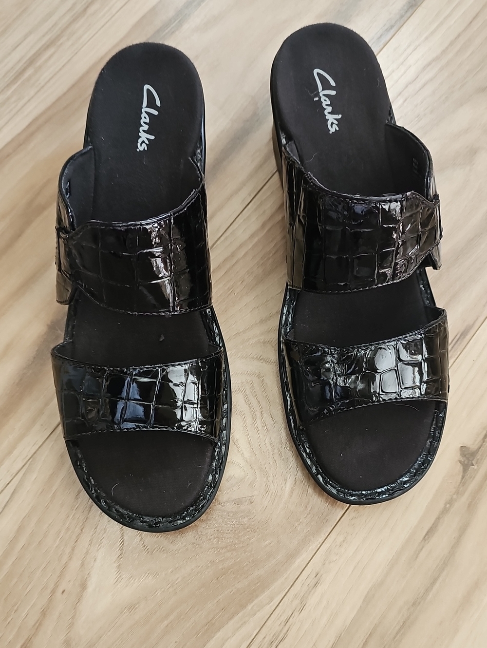 Clarks Women’s Black Croc-Embossed Patent Slide Sandals